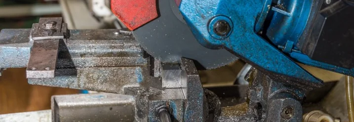 Metall wird mit einer Kappsäge geschnitten